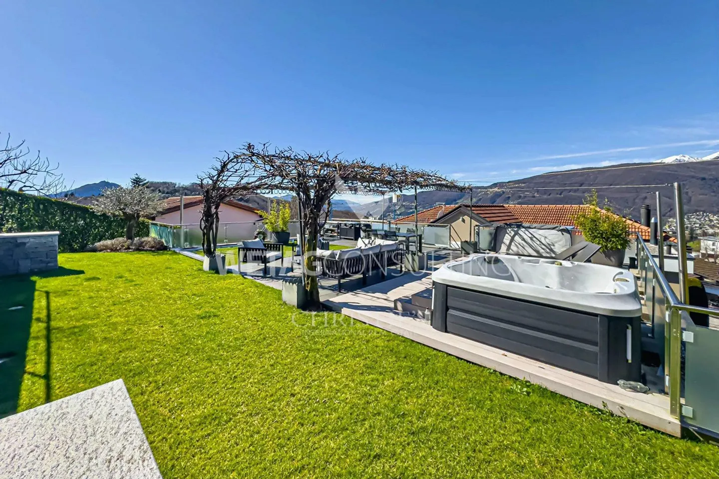Lugano-Comano: elegante villa con grande giardino e vista panoramica a... - Foto 2 di 13