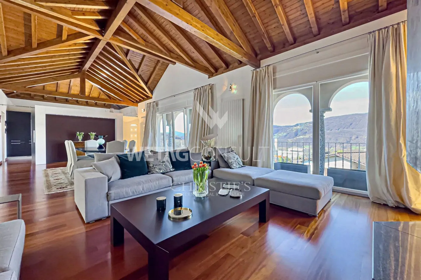 Lugano-Comano: elegante villa con grande giardino e vista panoramica a... - Foto 3 di 13