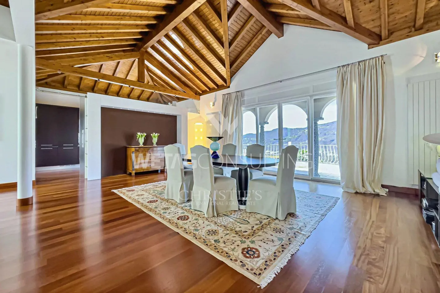Lugano-Comano: elegante villa con grande giardino e vista panoramica a... - Foto 4 di 13