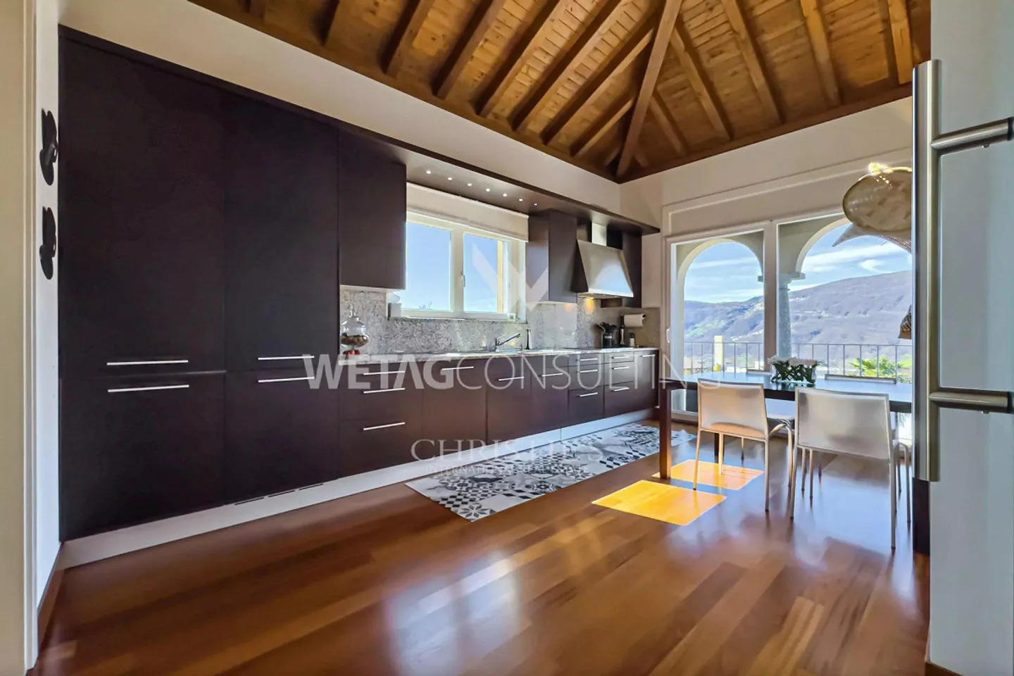 Lugano-Comano: elegante villa con grande giardino e vista panoramica a... - Foto 7 di 13