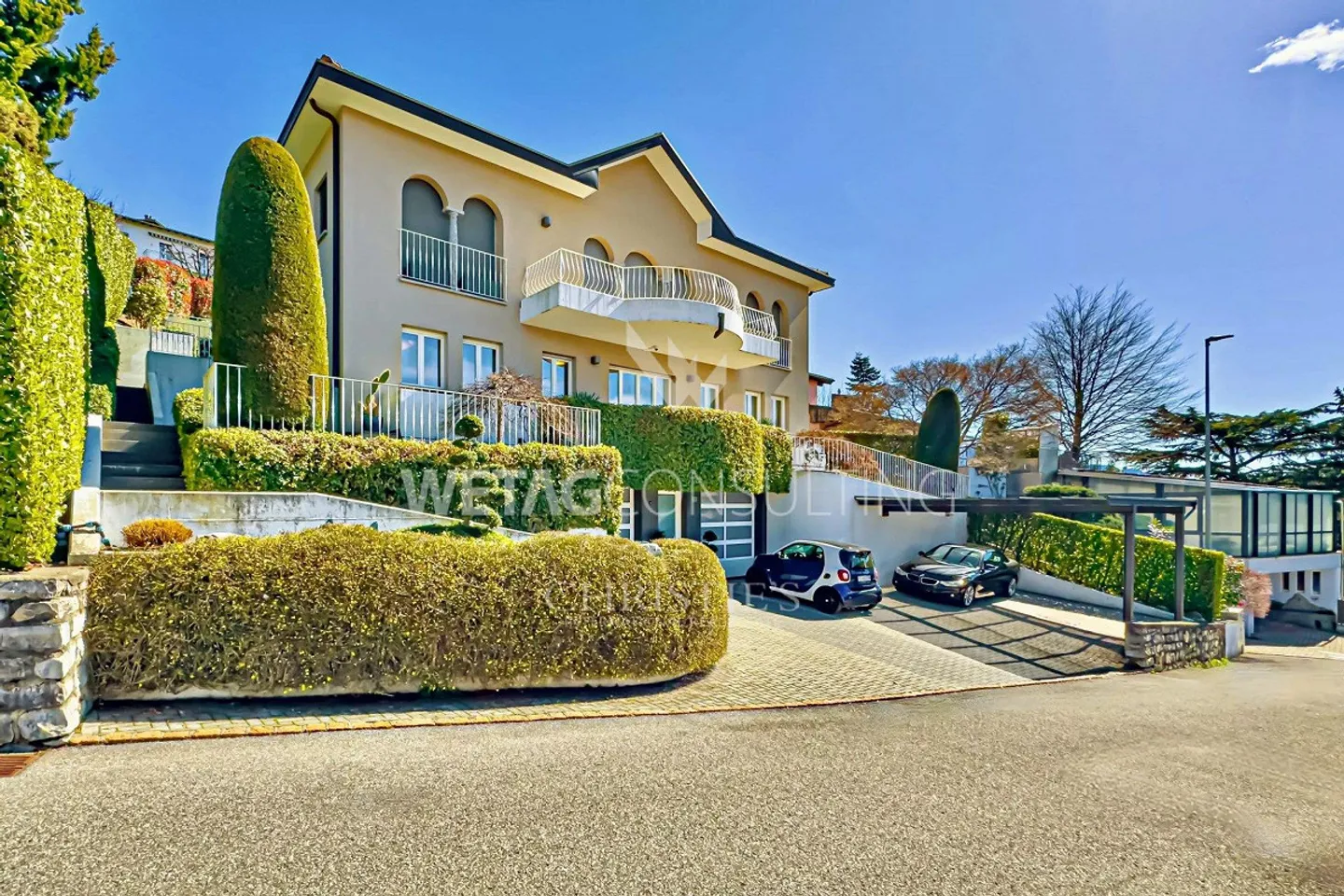 Lugano-Comano: elegante villa con grande giardino e vista panoramica a... - Foto 1 di 13