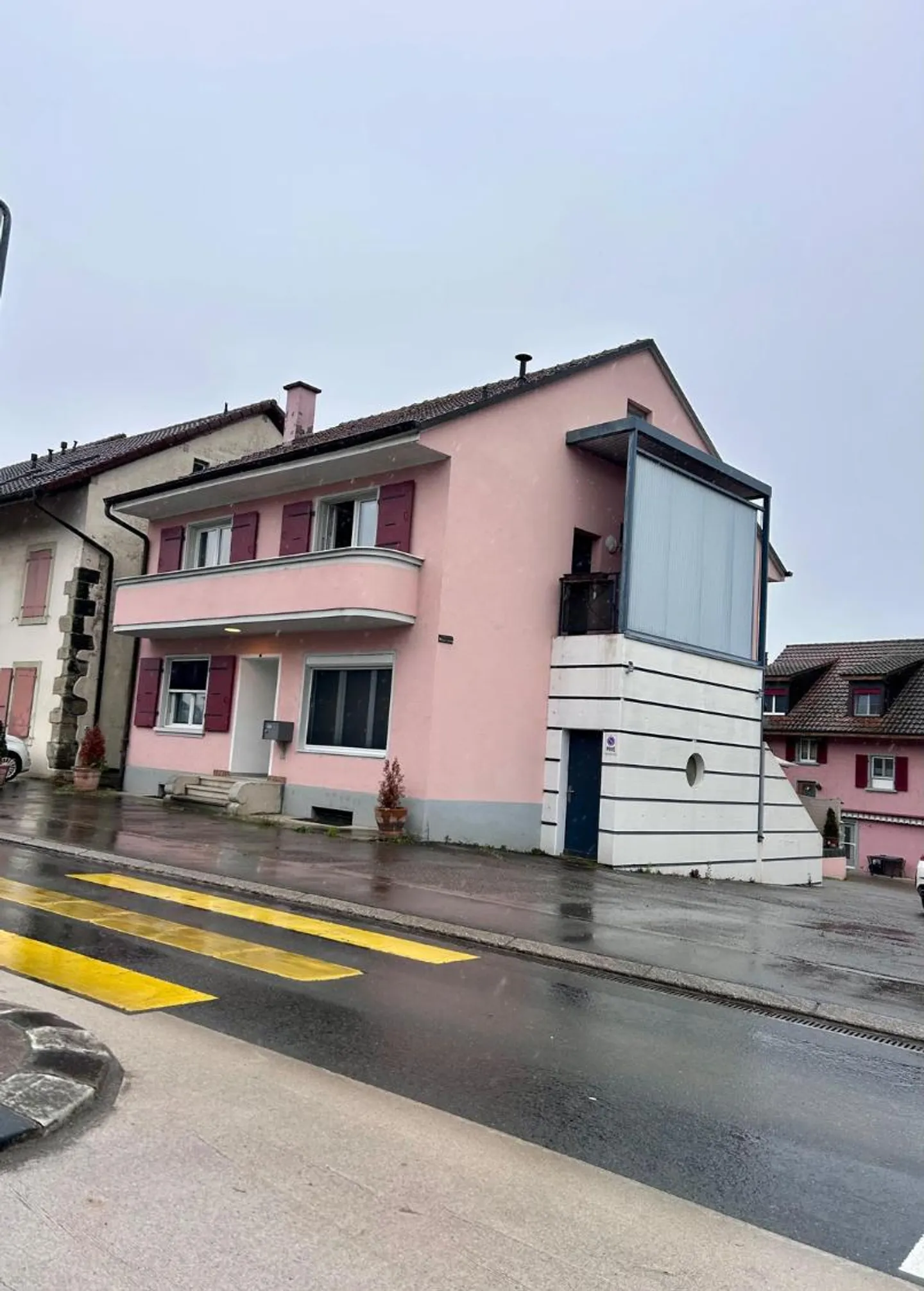Maison familiale avec 6,5 pièces - Au centre de Dompierre - Perspectives de développement - Photo 1 sur 13