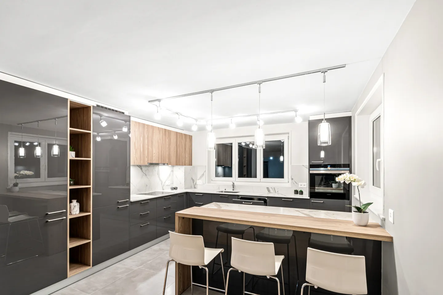 Außergewöhnliche, vollständig renovierte Villa mit atemberaubendem Seeblick! - Foto 2 von 12