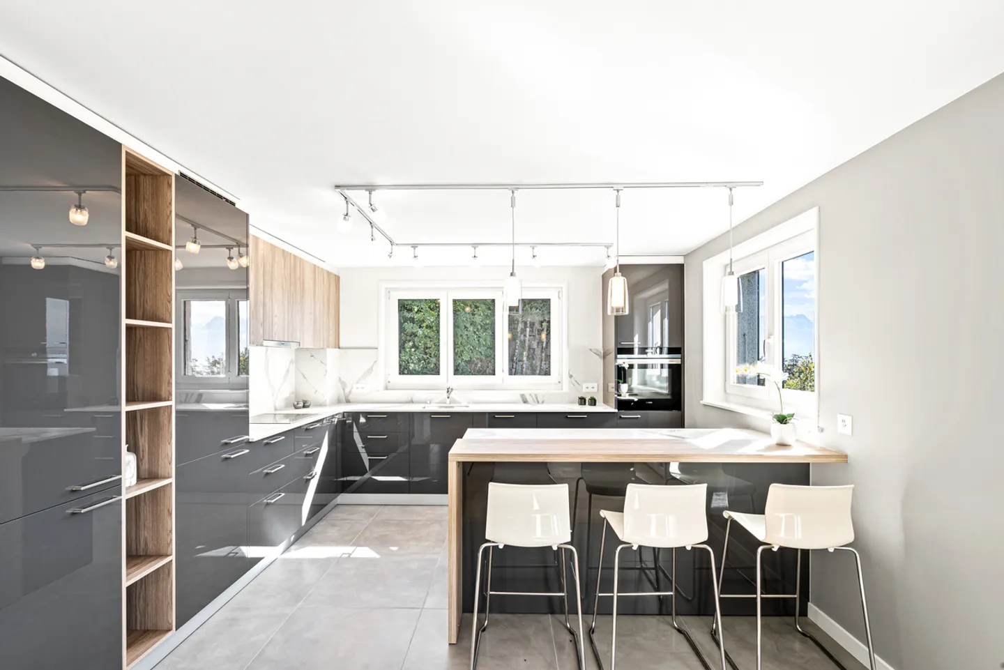 Außergewöhnliche, vollständig renovierte Villa mit atemberaubendem Seeblick! - Foto 3 von 12