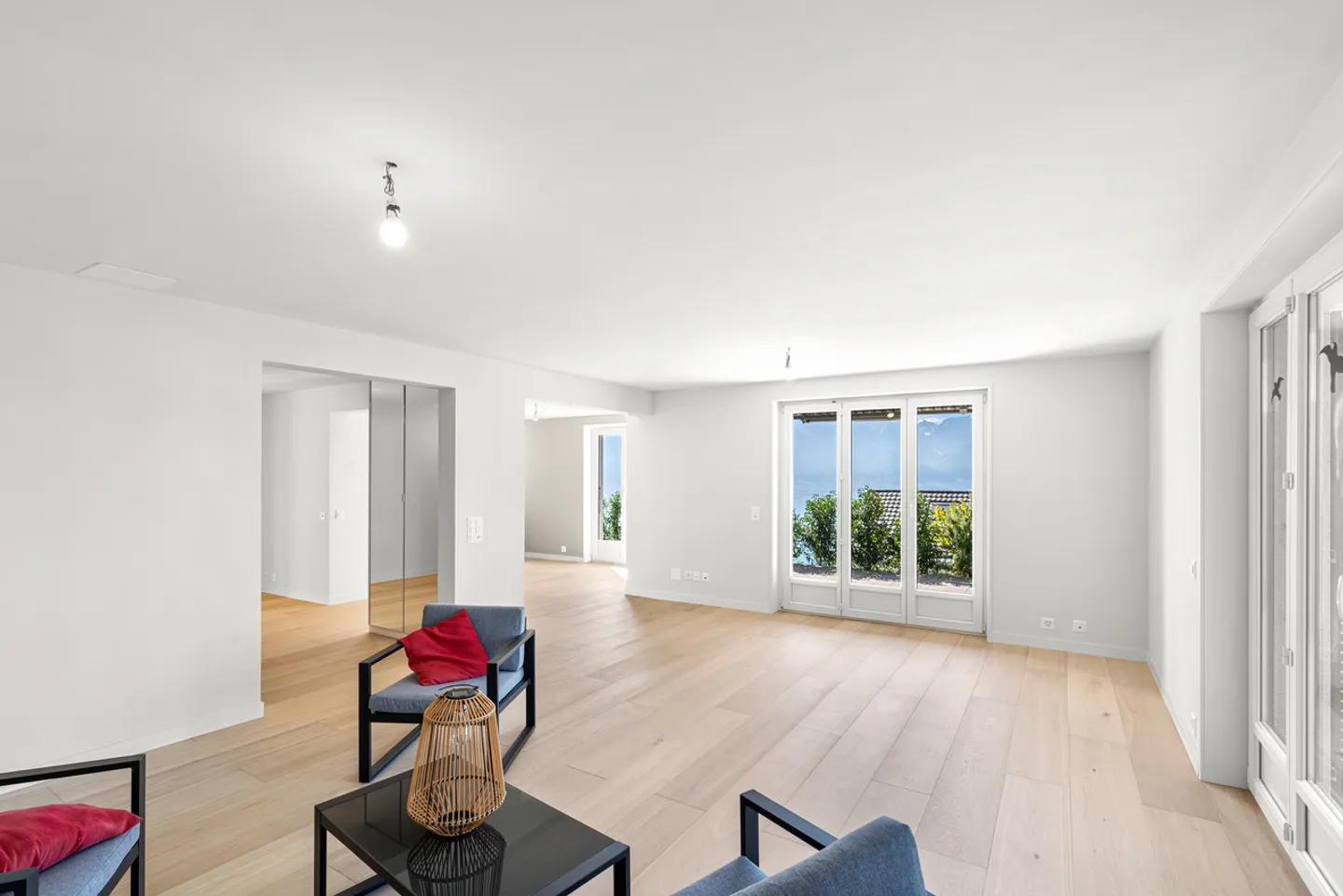 Außergewöhnliche, vollständig renovierte Villa mit atemberaubendem Seeblick! - Foto 4 von 12