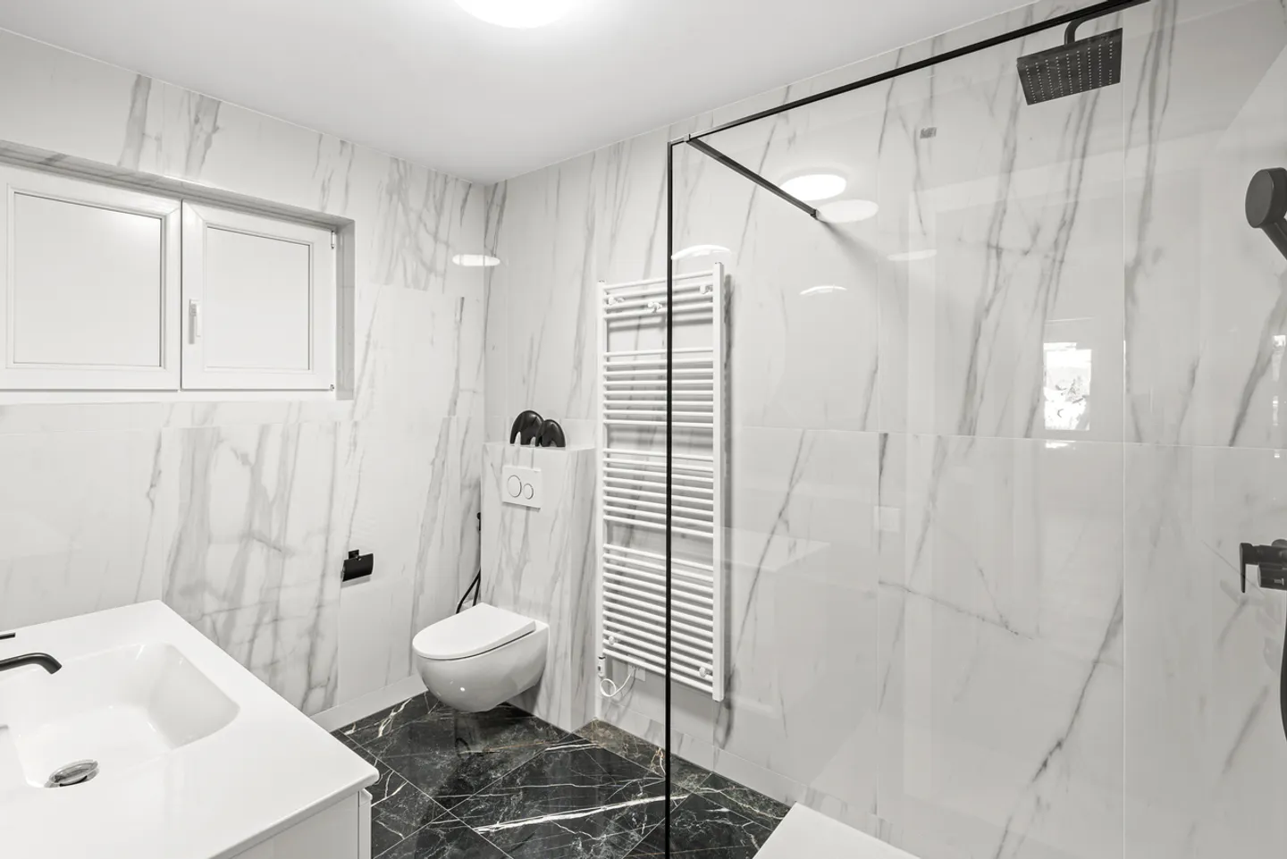 Außergewöhnliche, vollständig renovierte Villa mit atemberaubendem Seeblick! - Foto 10 von 12