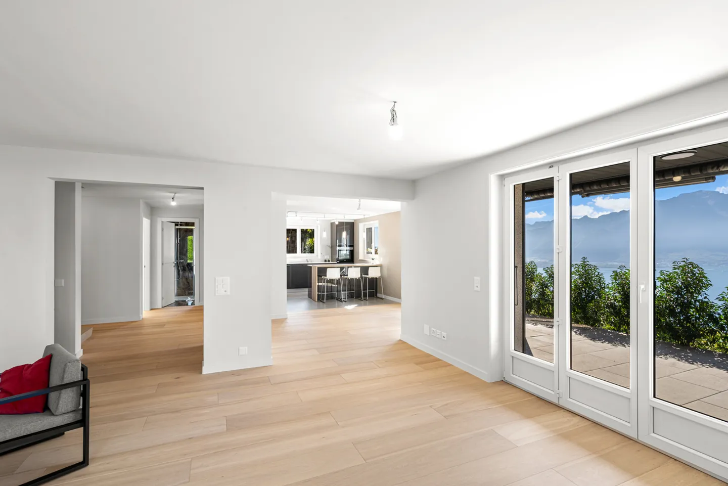 Außergewöhnliche, vollständig renovierte Villa mit atemberaubendem Seeblick! - Foto 5 von 12