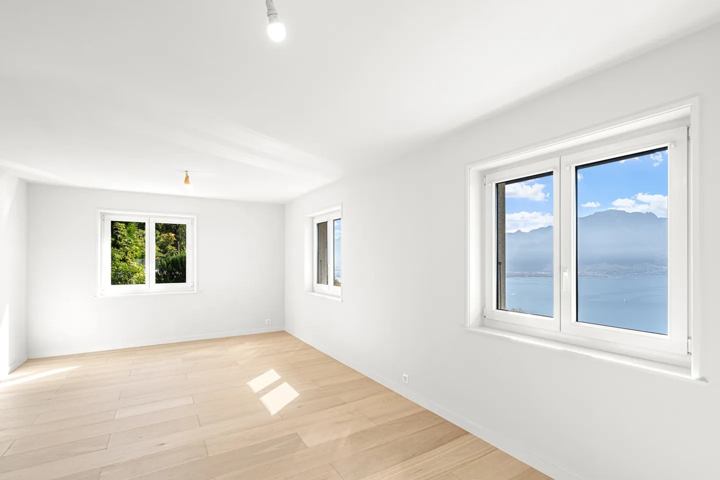 Außergewöhnliche, vollständig renovierte Villa mit atemberaubendem Seeblick! - Foto 9 von 12