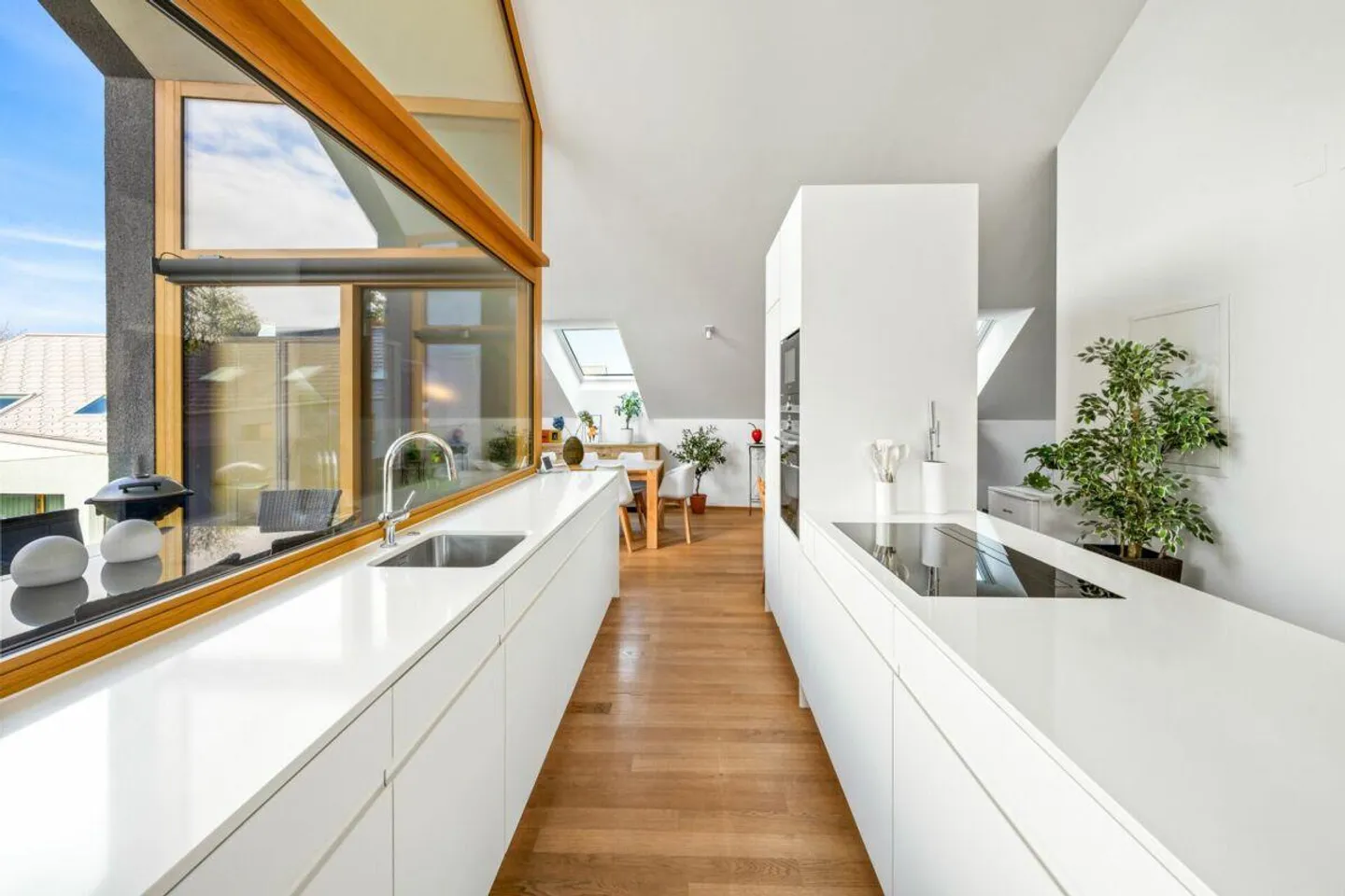 Spacious 5.5-room penthouse with 2 loggias and converted attic space - Photo 4 of 13