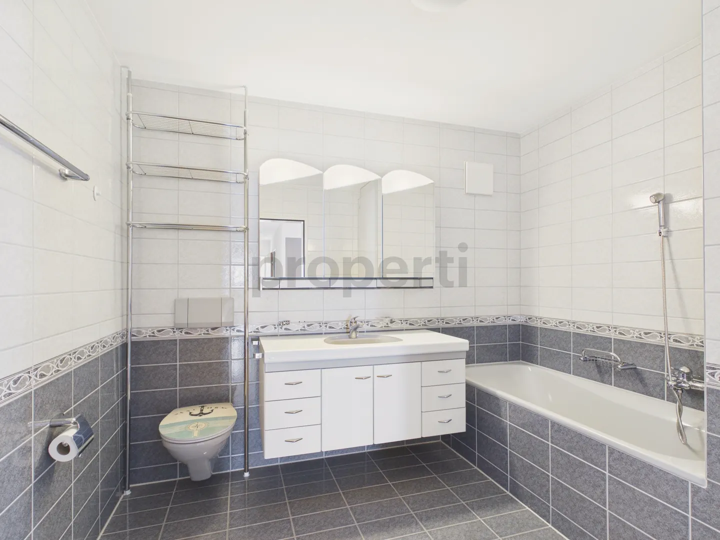 Newly renovated 4.5-room elegant apartment with private parking, Bubendorf - Photo 11 of 11