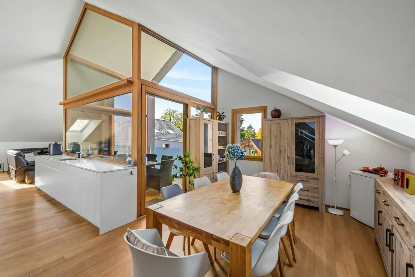 Spacious 5.5-room penthouse with 2 loggias and converted attic space - Photo 2 of 13