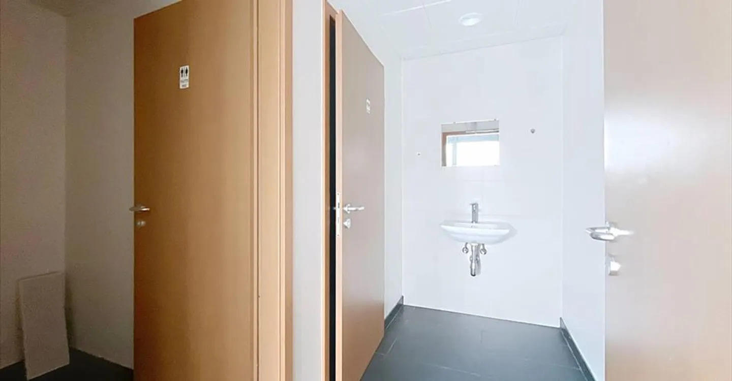 Shop for rent - Photo 2 of 4