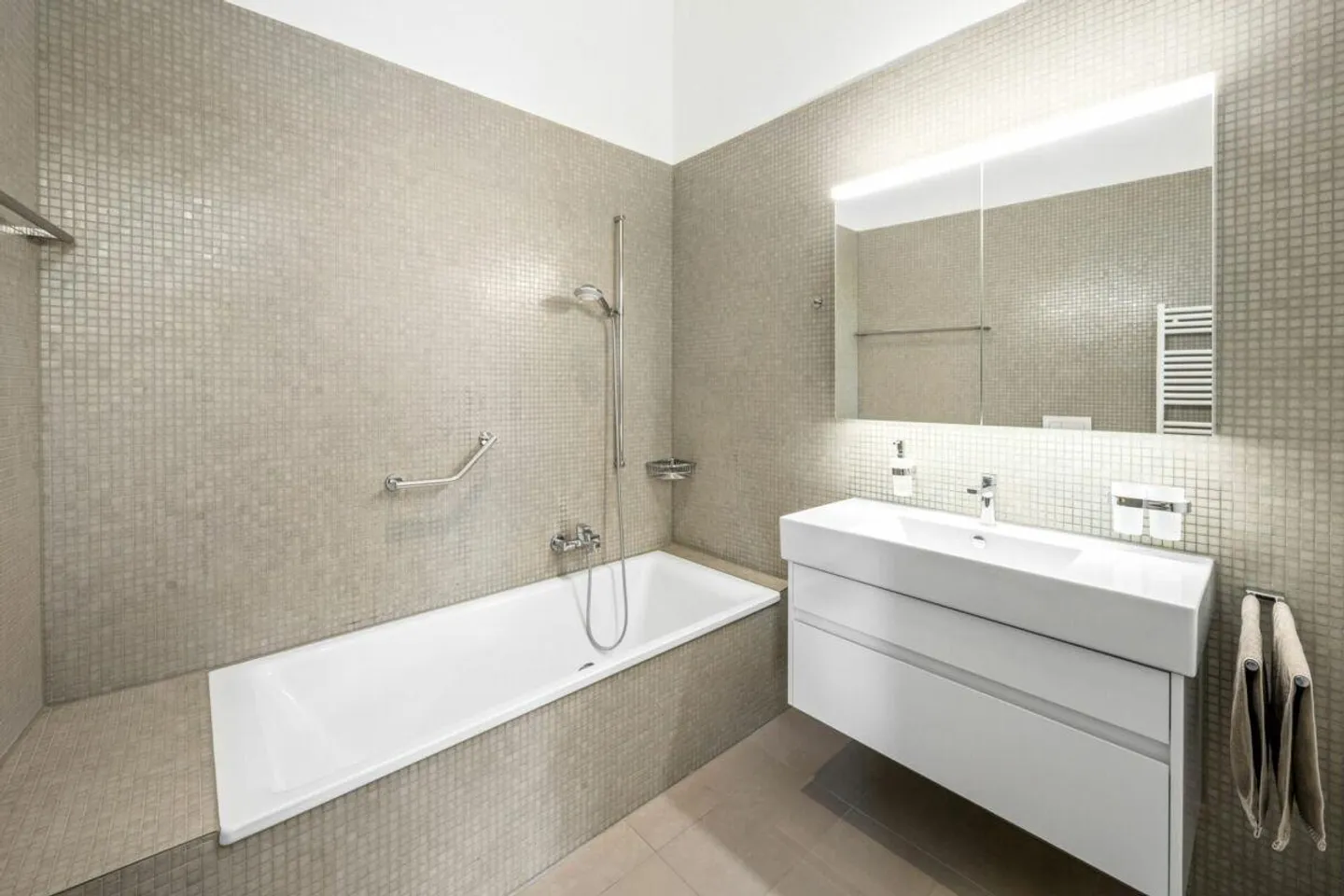 Spacious 5.5-room penthouse with 2 loggias and converted attic space - Photo 9 of 13