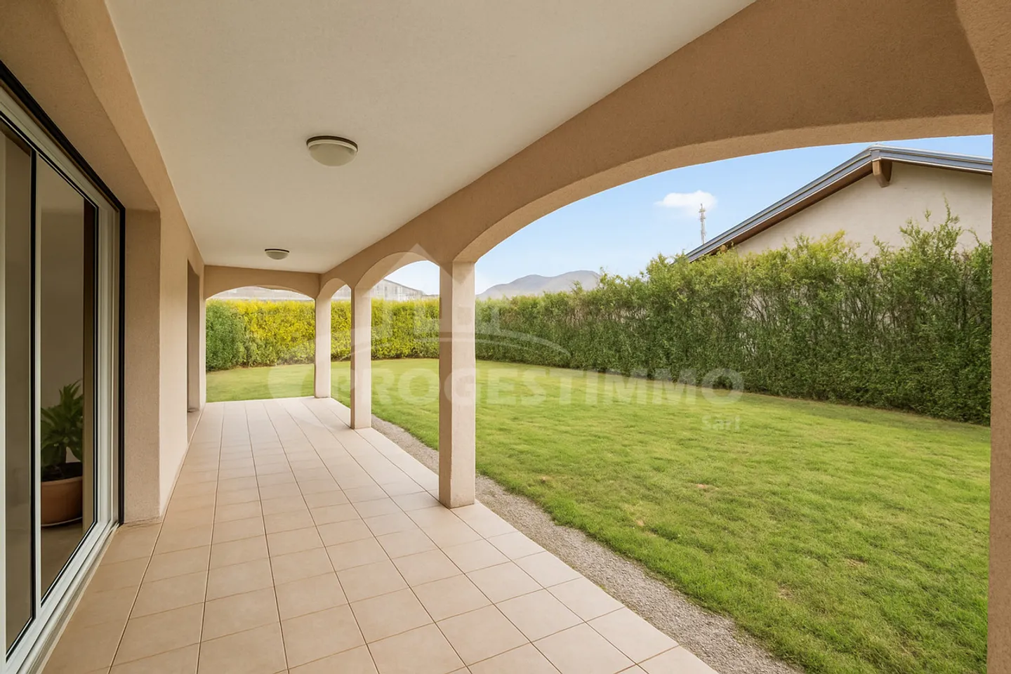 Charmante Familienvilla in einem Wohngebiet - Foto 2 von 11