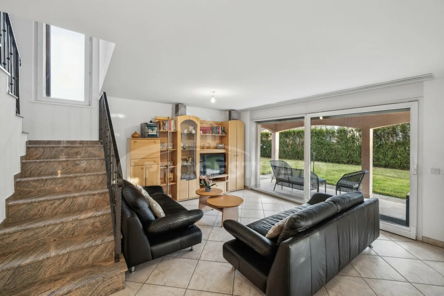 Charmante Familienvilla in einem Wohngebiet - Foto 6 von 11