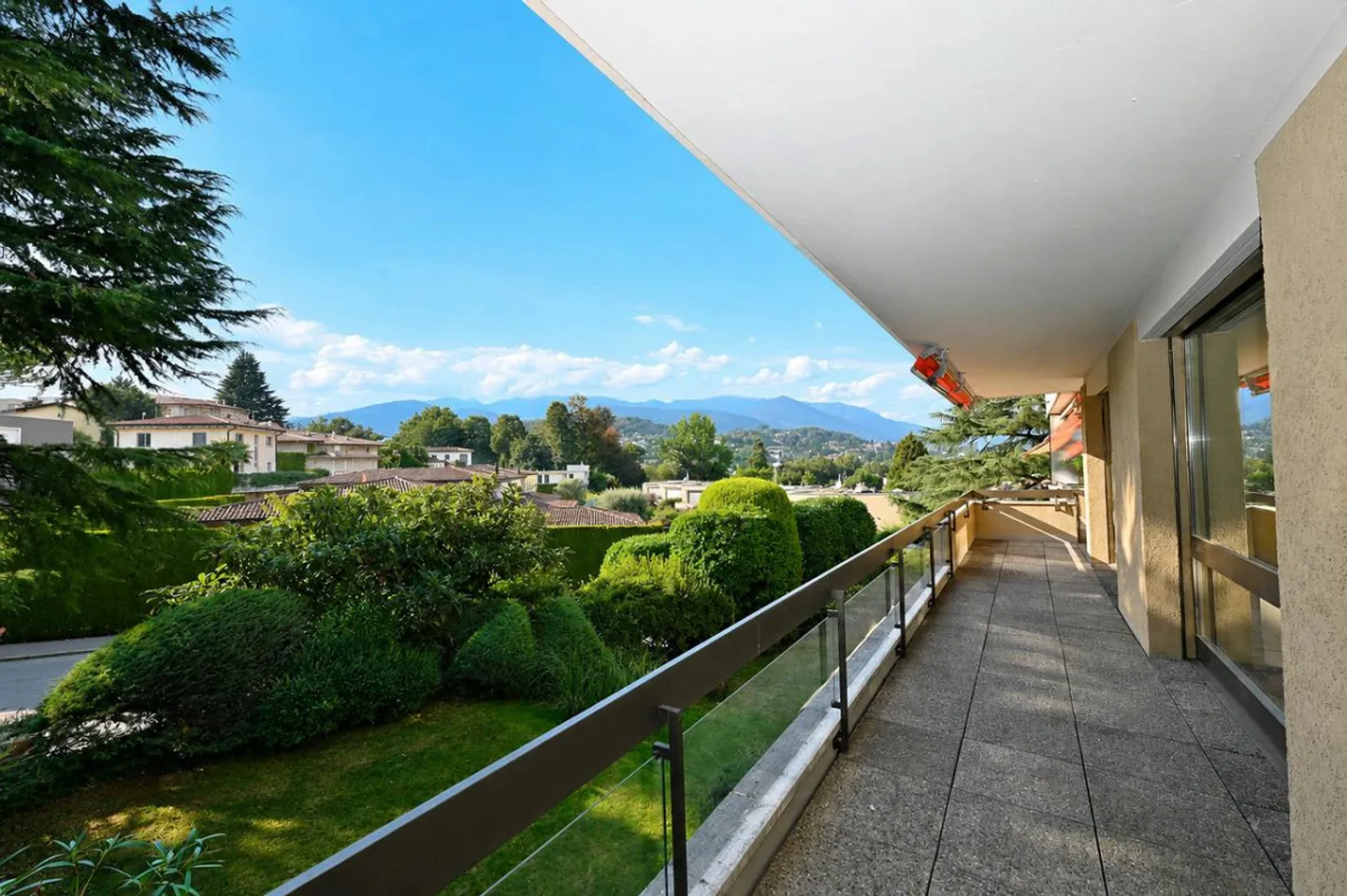 Appartement Rénové avec Terrasse et Piscine Commune - Photo 1 sur 28