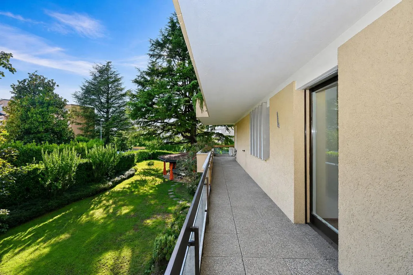 Appartement Rénové avec Terrasse et Piscine Commune - Photo 2 sur 28