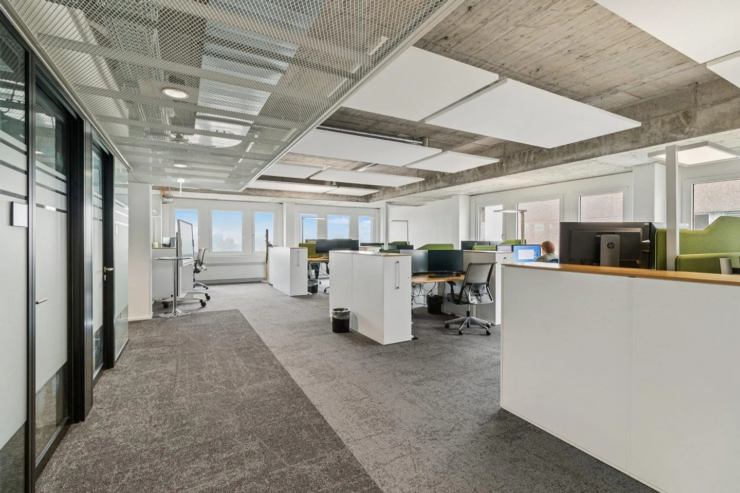 Move in instead of expanding 760 m² office space in Schlieren - Office space with modern interior design - Photo 1 of 13