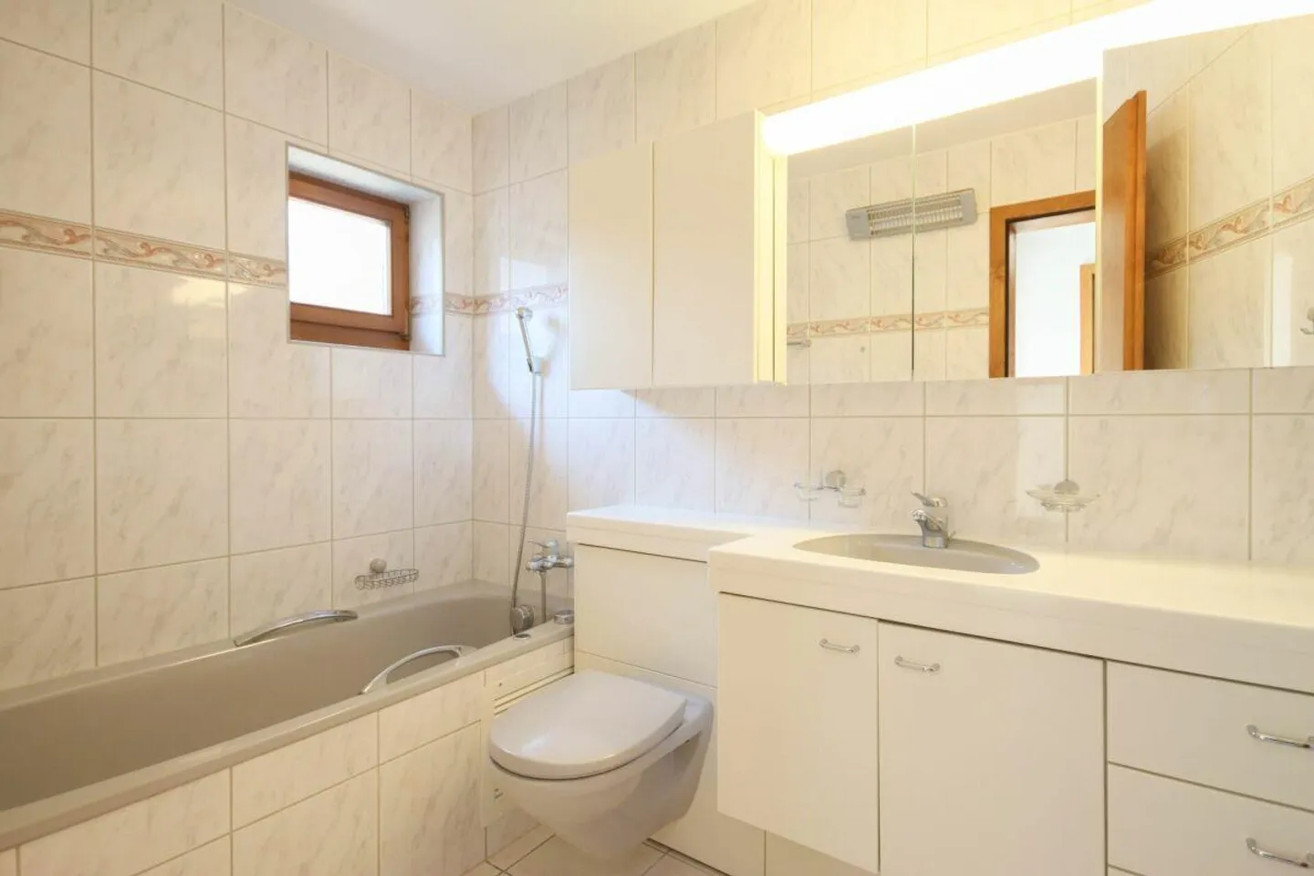Appartement 4½ pièces (de vacances) dans un emplacement central, calme et ensoleillé avec une vue fantastique - Photo 10 sur 15