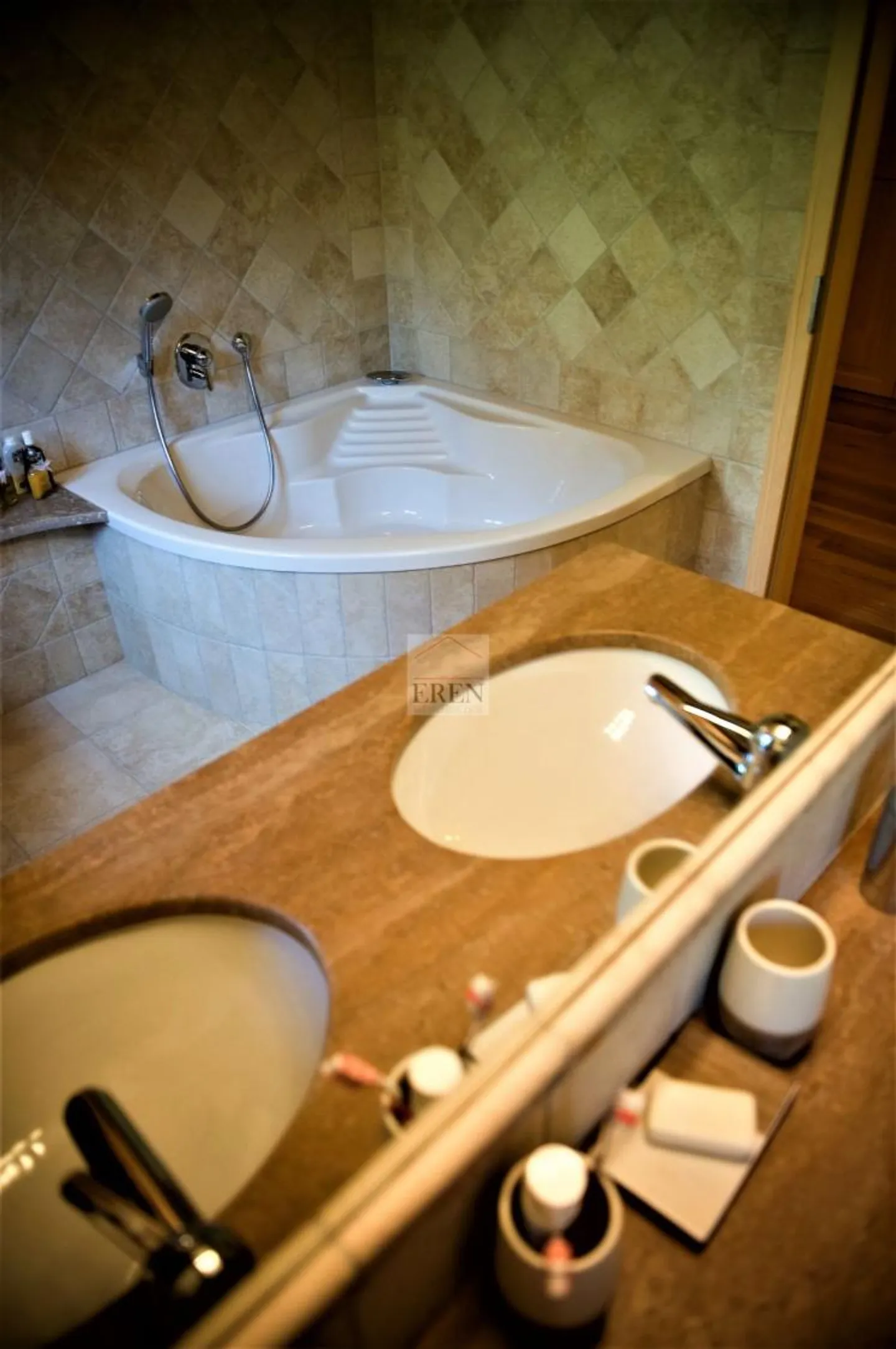 Außergewöhnliches Chalet mit 7,5 Zimmern, SPA und Jacuzzi in Ovronnaz - Zweitwohnung - Foto 5 von 8