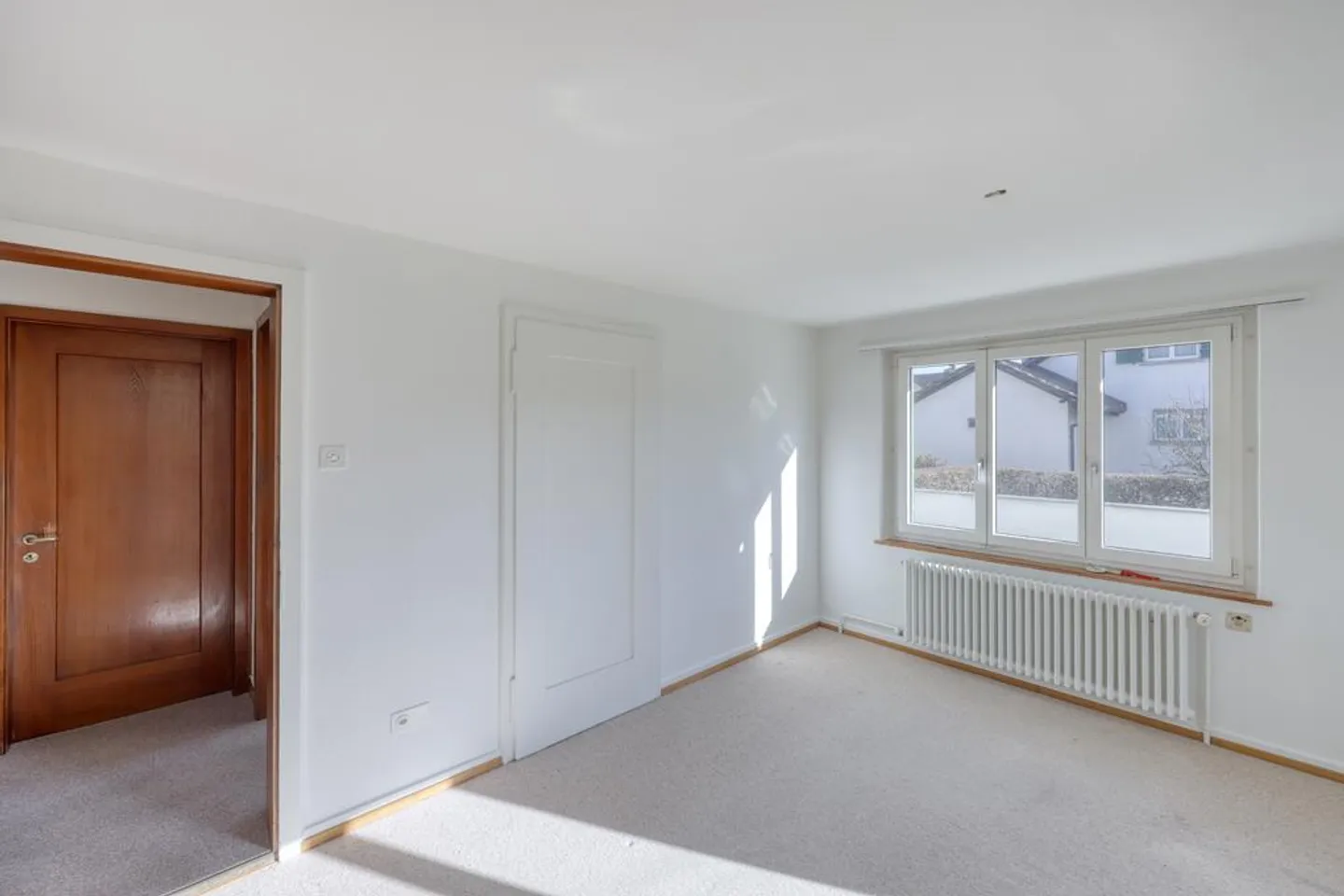 Living in a family-friendly location with great potential - Photo 3 of 6