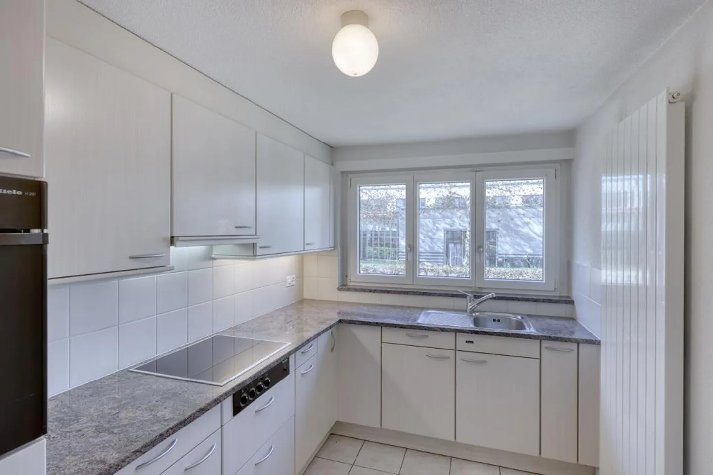 Living in a family-friendly location with great potential - Photo 4 of 6