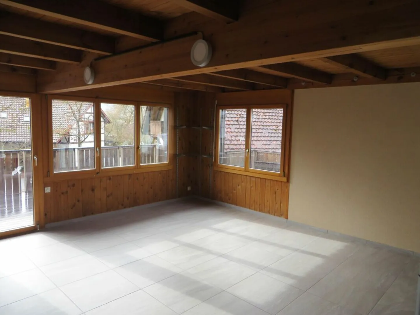 Casa unifamiliare insolita con grande giardino - Foto 5 di 20