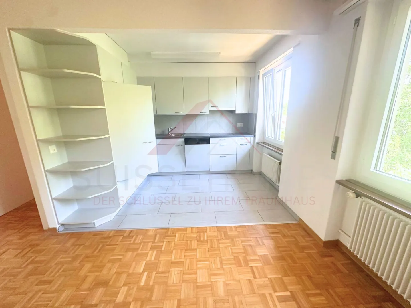 Appartamento moderno di 4,5 stanze con balcone - Soleggiato, tranquillo e pronto per essere abitato - Foto 3 di 10
