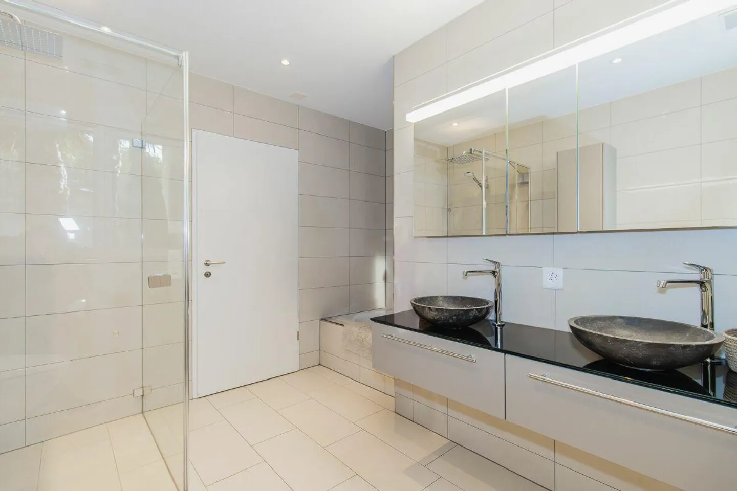 Premium Garden Apartment with Huge Outdoor Area and Impressive Views - Photo 22 of 24