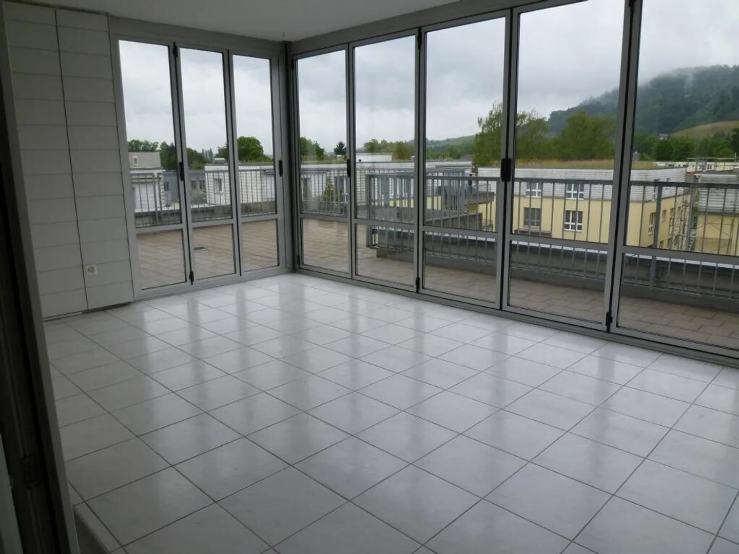 Moderne Attikawohnung mit Terrasse - Foto 5 von 8