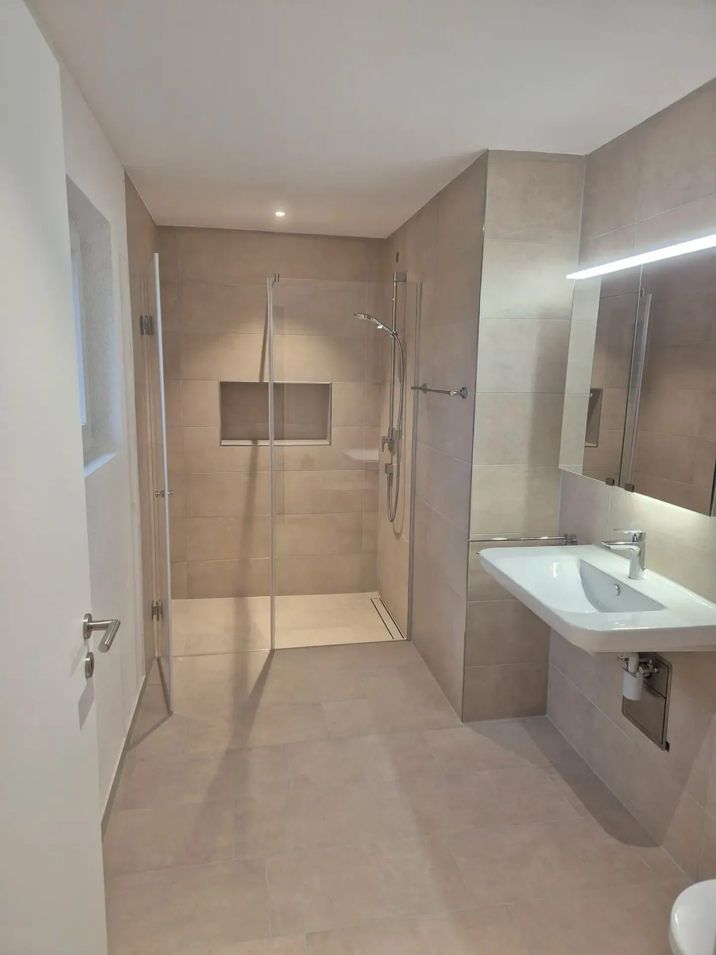 3.5-room penthouse apartment with terrace in Deitingen - Photo 6 of 8
