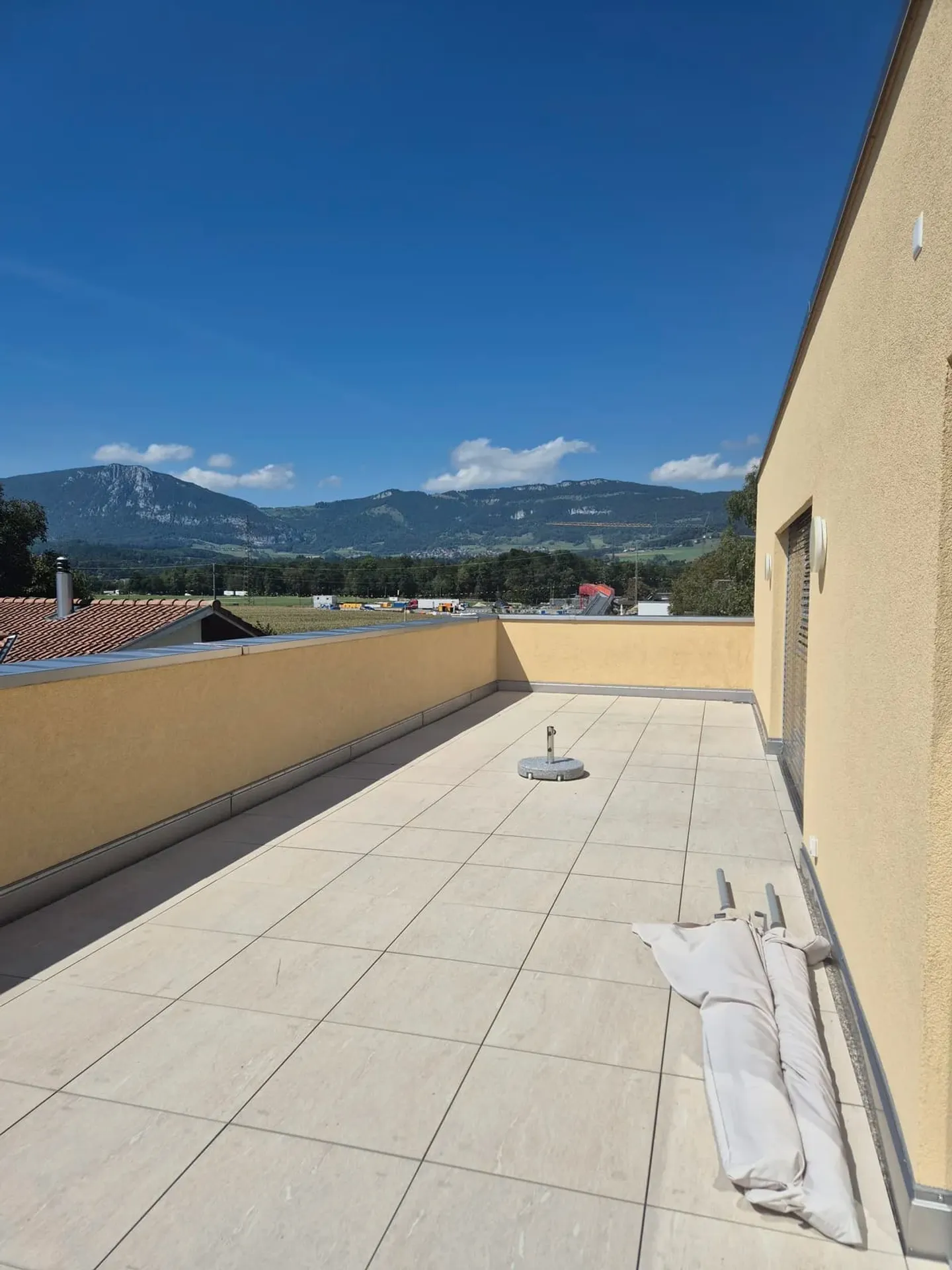 3.5-room penthouse apartment with terrace in Deitingen - Photo 7 of 8
