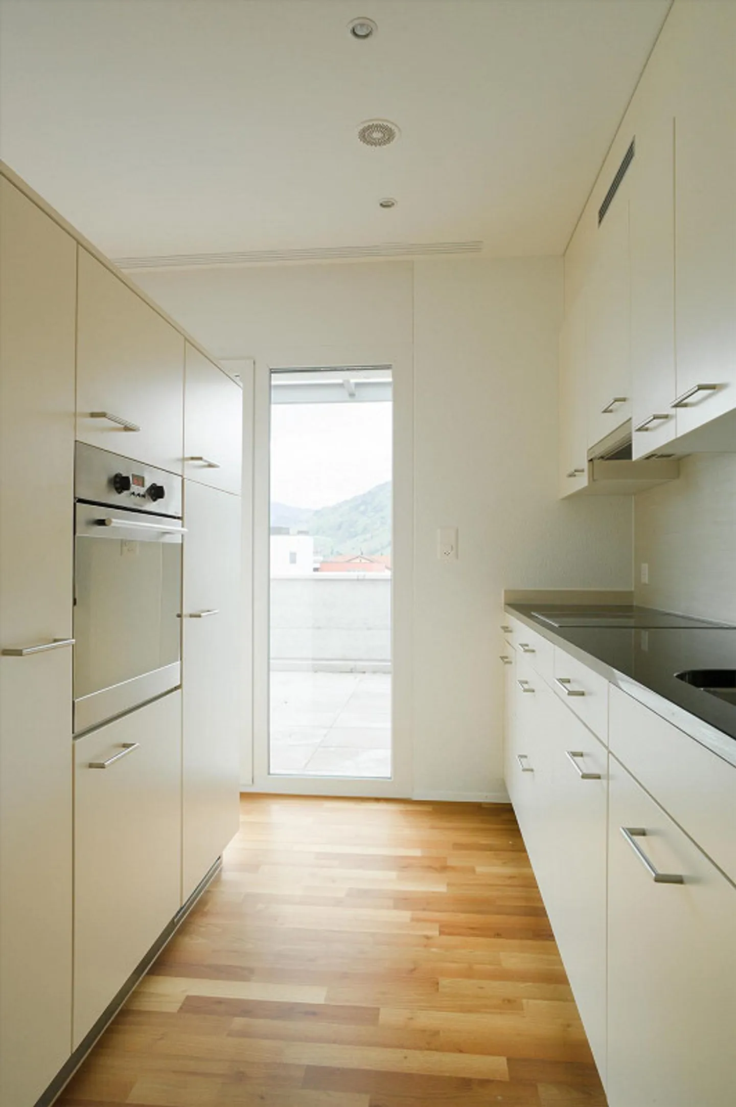 Penthouse apartment with a view seeks new resident! - Photo 4 of 12