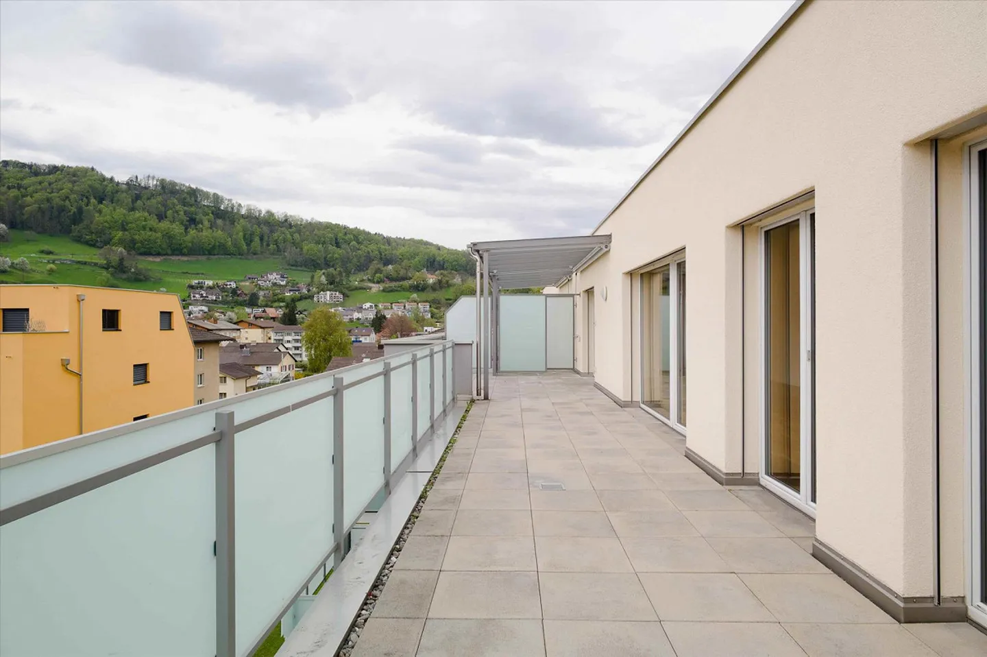 Penthouse apartment with a view seeks new resident! - Photo 10 of 12