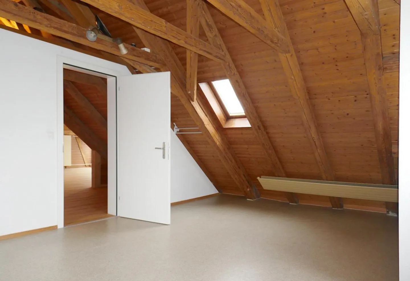 Appartement sous les combles de 3,5 pièces avec poutres apparentes - Photo 3 sur 7