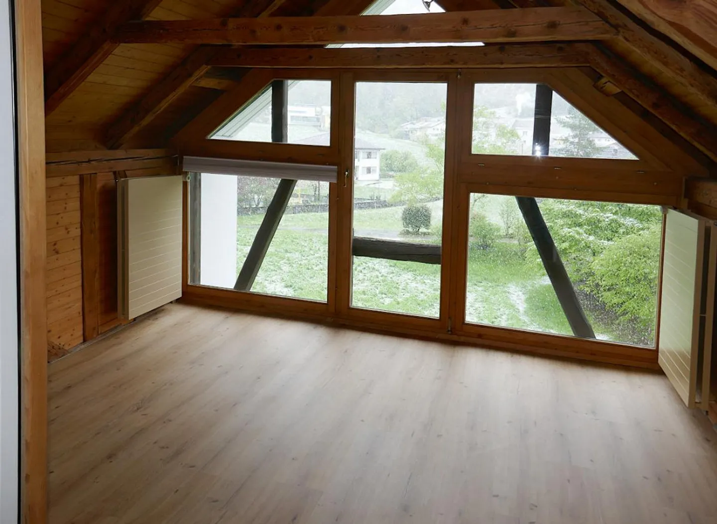 Appartement sous les combles de 3,5 pièces avec poutres apparentes - Photo 4 sur 7