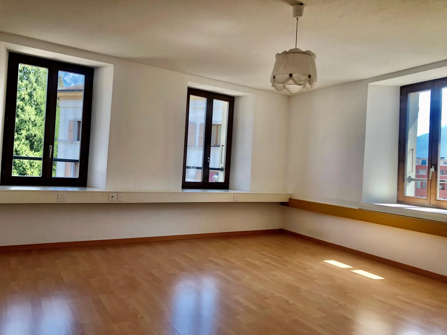 4 Rooms near the center of Martigny in a charming building - Photo 3 of 7