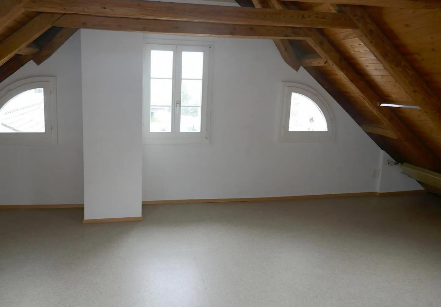 Appartement sous les combles de 3,5 pièces avec poutres apparentes - Photo 5 sur 7