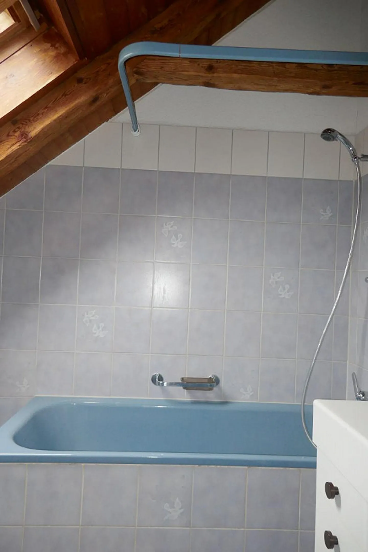 Appartement sous les combles de 3,5 pièces avec poutres apparentes - Photo 6 sur 7