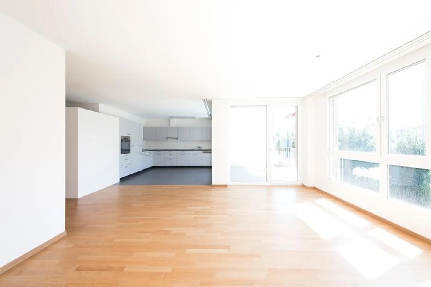 Light-flooded living/dining area with direct terrace access - Photo 2 of 6