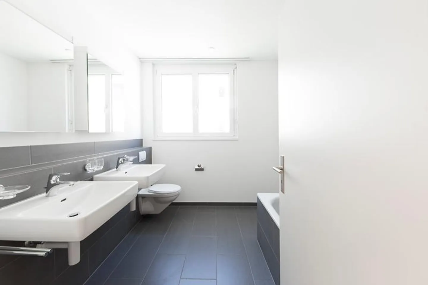 Light-flooded living/dining area with direct terrace access - Photo 3 of 6