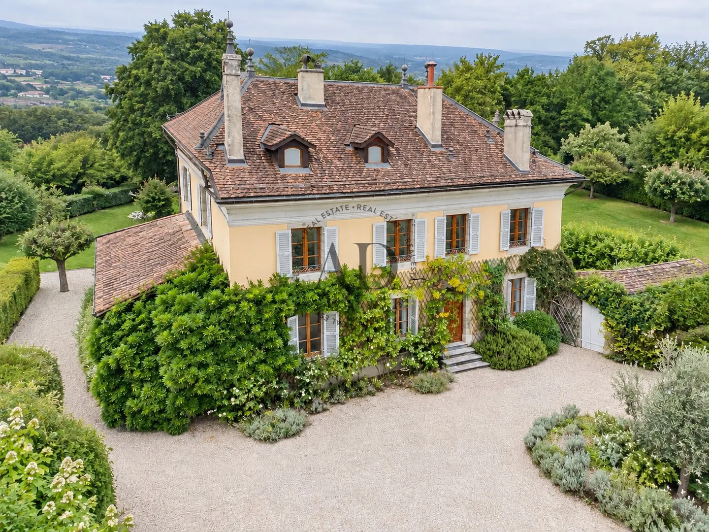 Large family home in the heart of the Vaud countryside - Photo 2 of 6