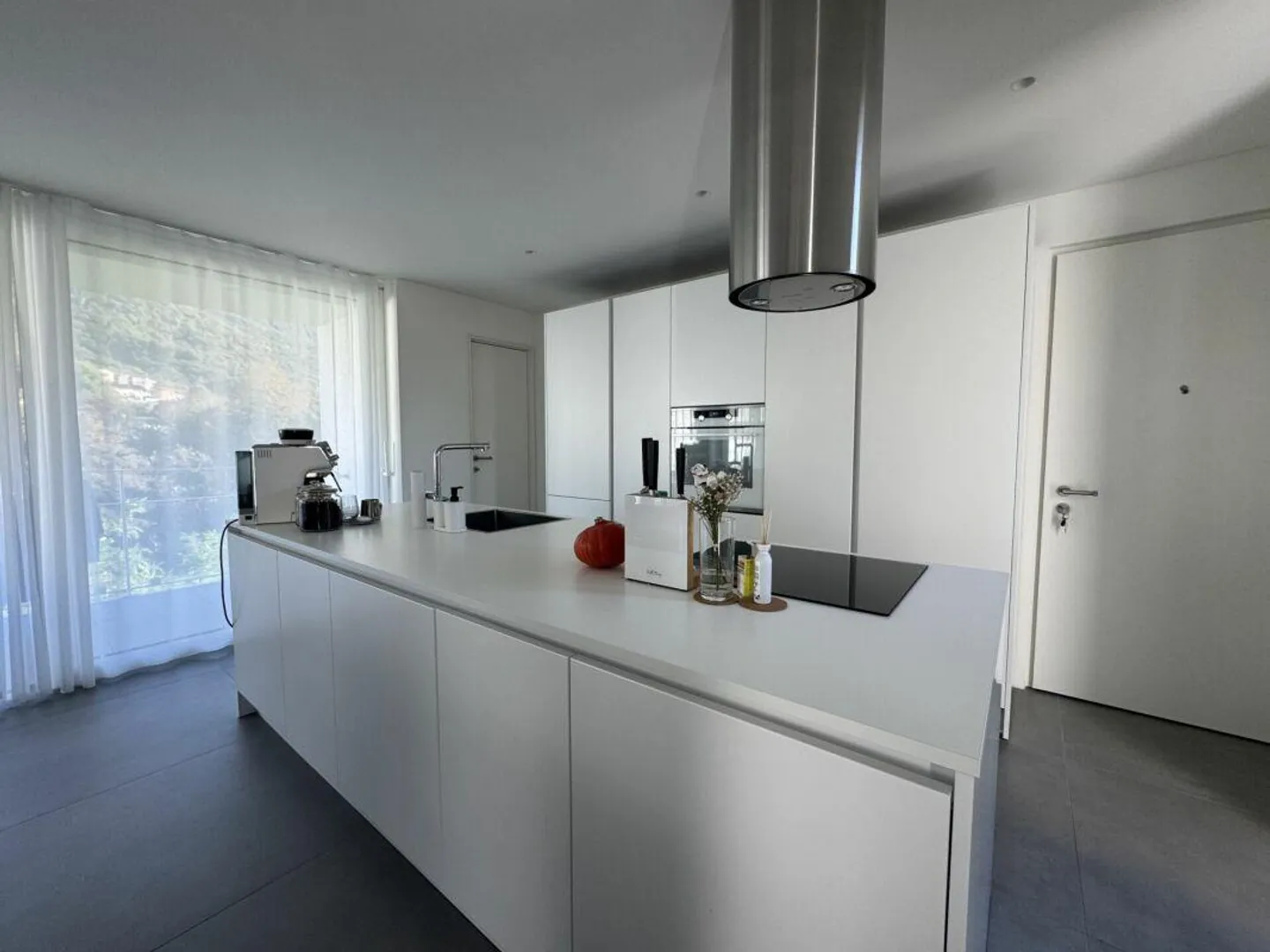 Apartment with terrace and beautiful view of Lugano and the mountains - Photo 2 of 5