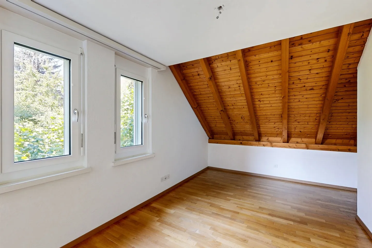 Spacious Maisonette Apartment Seeks New Tenants! - Photo 4 of 11