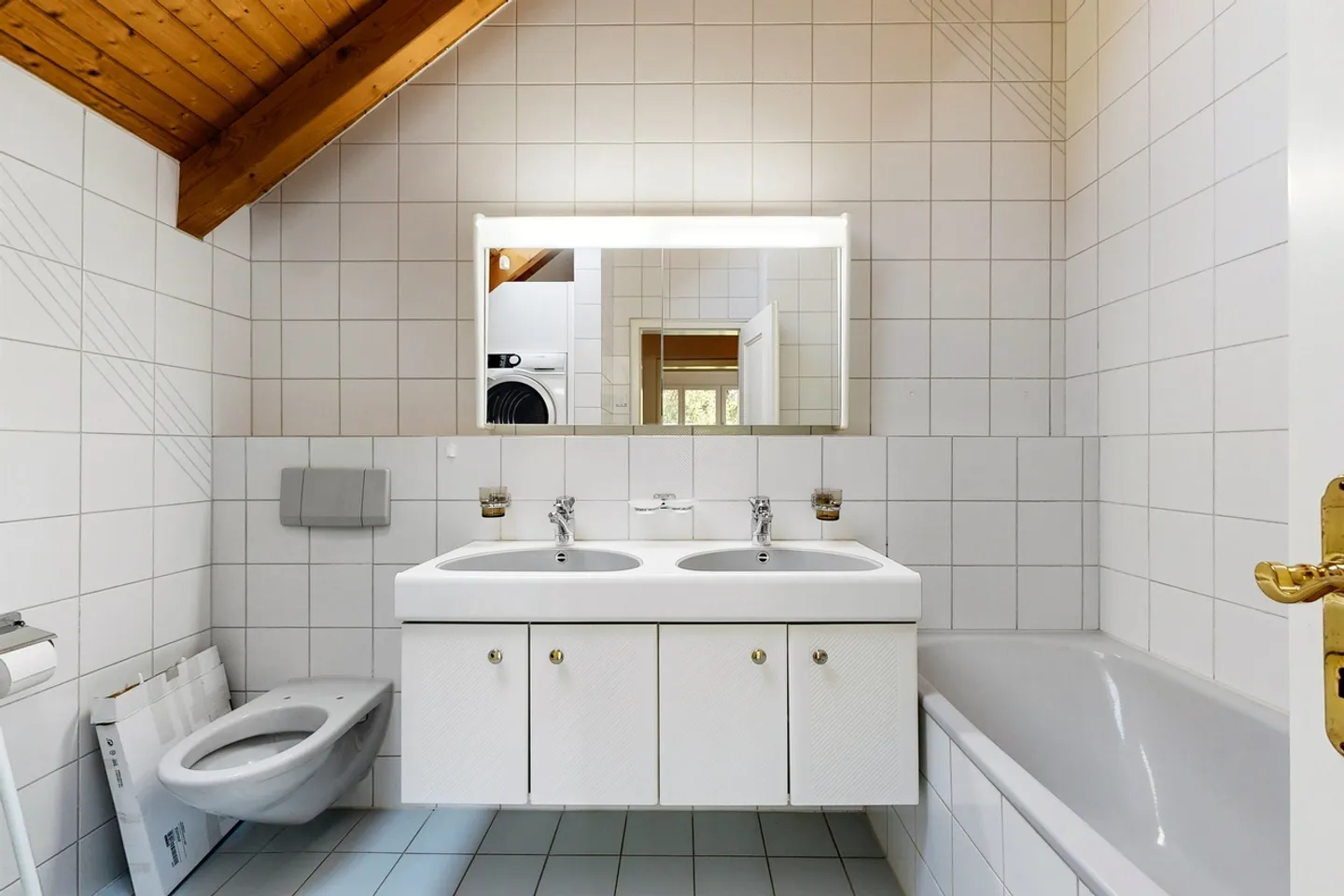 Spacious Maisonette Apartment Seeks New Tenants! - Photo 9 of 11