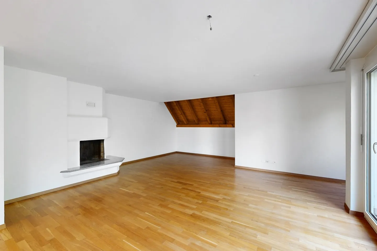 Spacious Maisonette Apartment Seeks New Tenants! - Photo 3 of 11