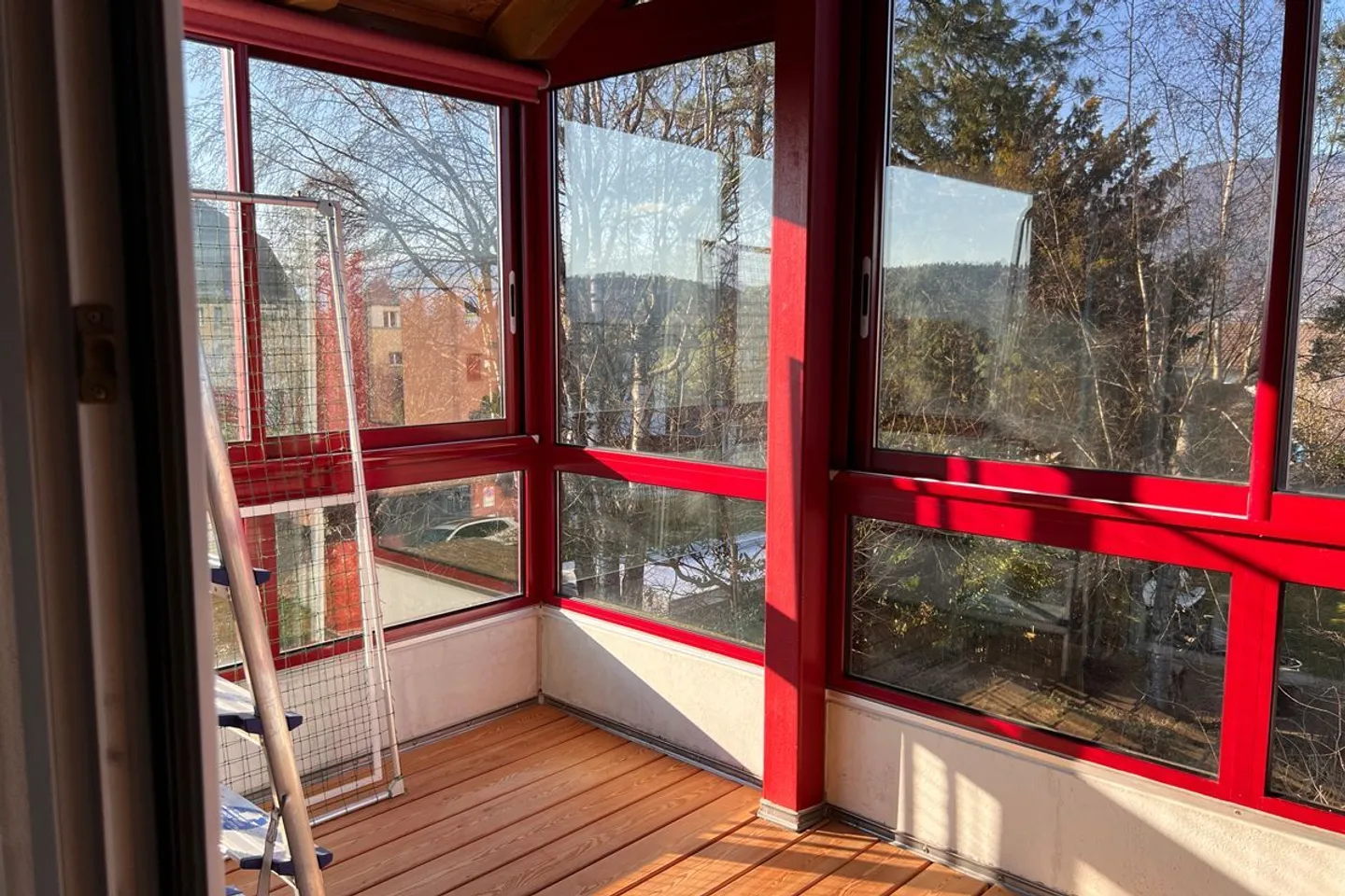 Spacious 4.5-room gallery apartment with partial lake view - Photo 3 of 13