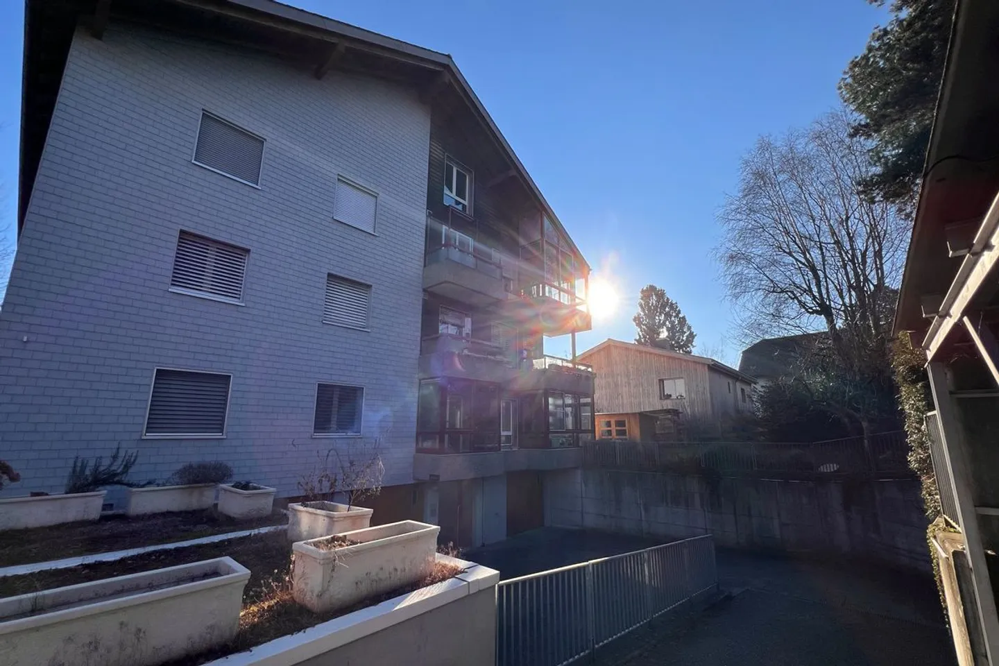 Spacious 4.5-room gallery apartment with partial lake view - Photo 12 of 13