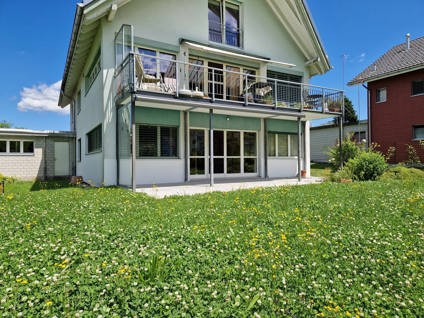 Appartamento giardino di 4,5 stanze completamente ristrutturato in una posizione tranquilla con camino - Foto 1 di 16