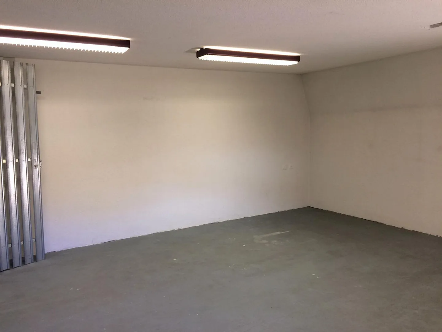 Salle de stockage/archives de 25 m3 avec lumière du jour - Photo 6 sur 8